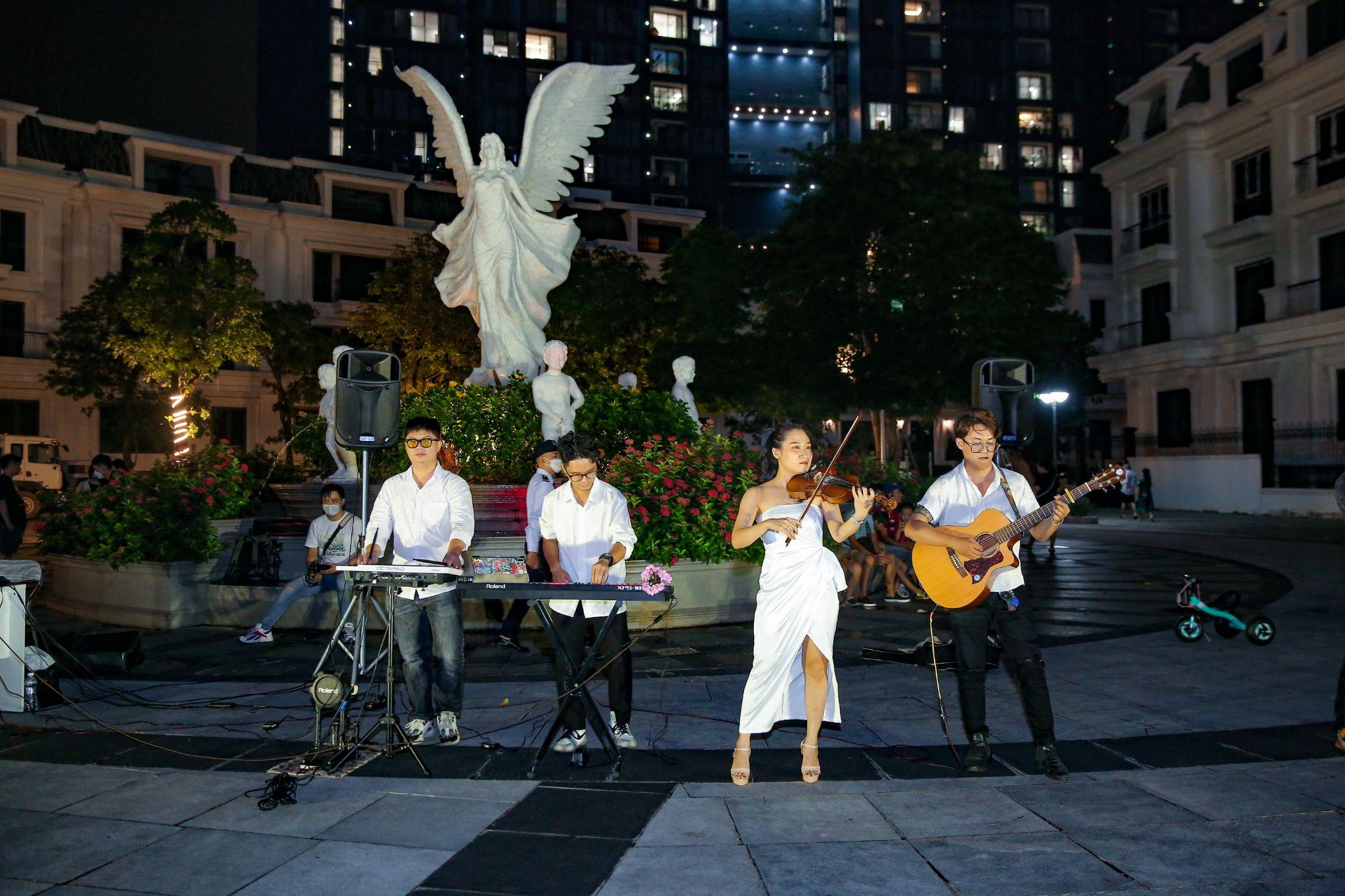 Ban nhạc WEBAND đ&atilde; cống hiến cho cư d&acirc;n Sunshine City một đ&ecirc;m nhạc tr&agrave;n đầy cảm x&uacute;c