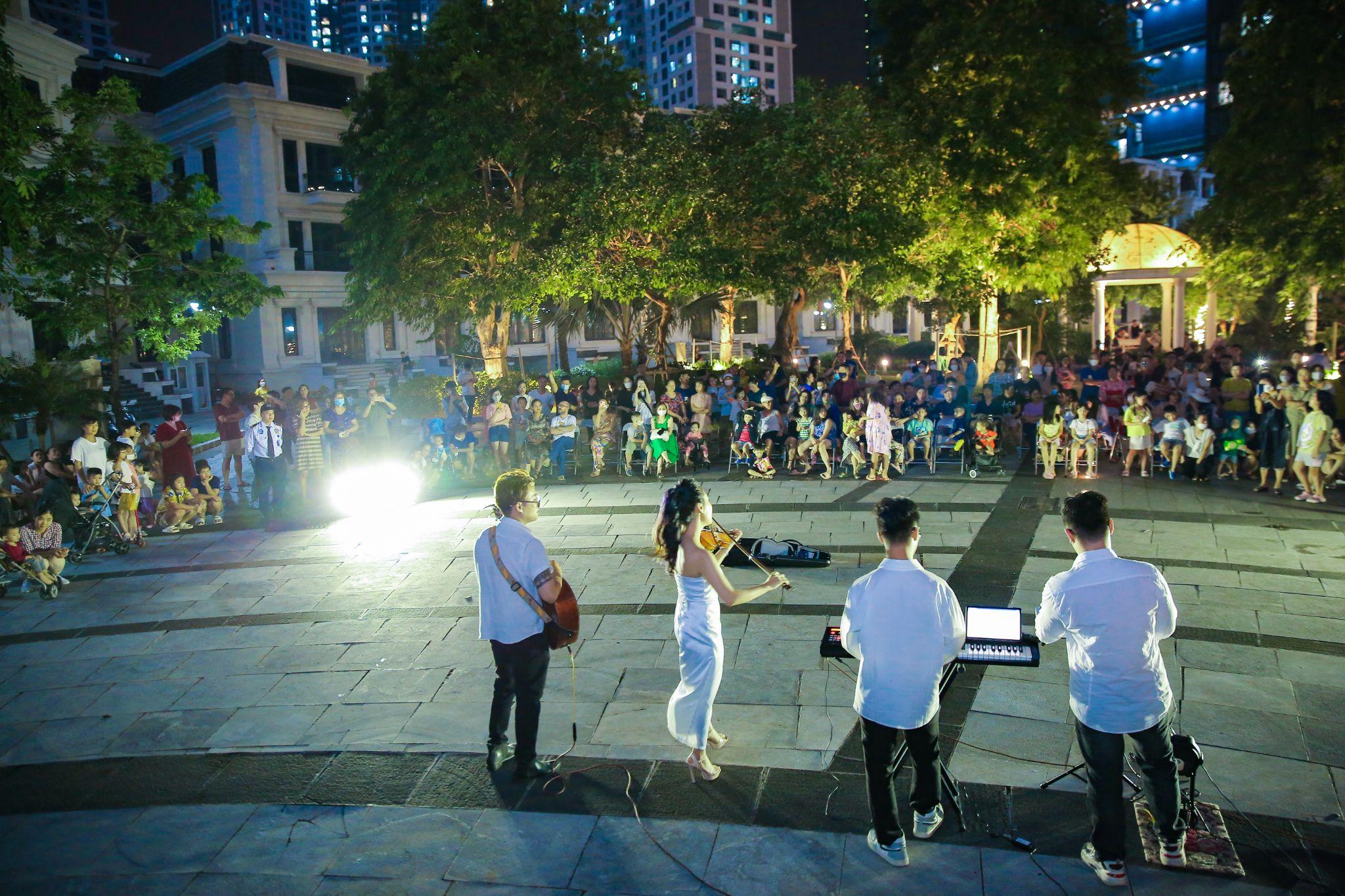 Đ&ecirc;m nhạc c&ugrave;ng những giai điệu s&acirc;u lắng thu h&uacute;t sự ch&uacute; &yacute; của cư d&acirc;n Sunshine City