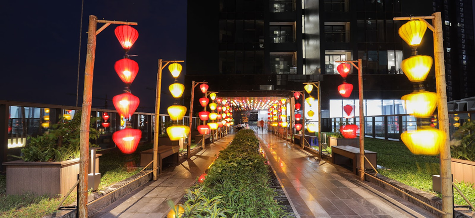 Khung cảnh đường dạo bộ được trang ho&agrave;ng rực rỡ đ&oacute;n những ng&agrave;y lễ tết