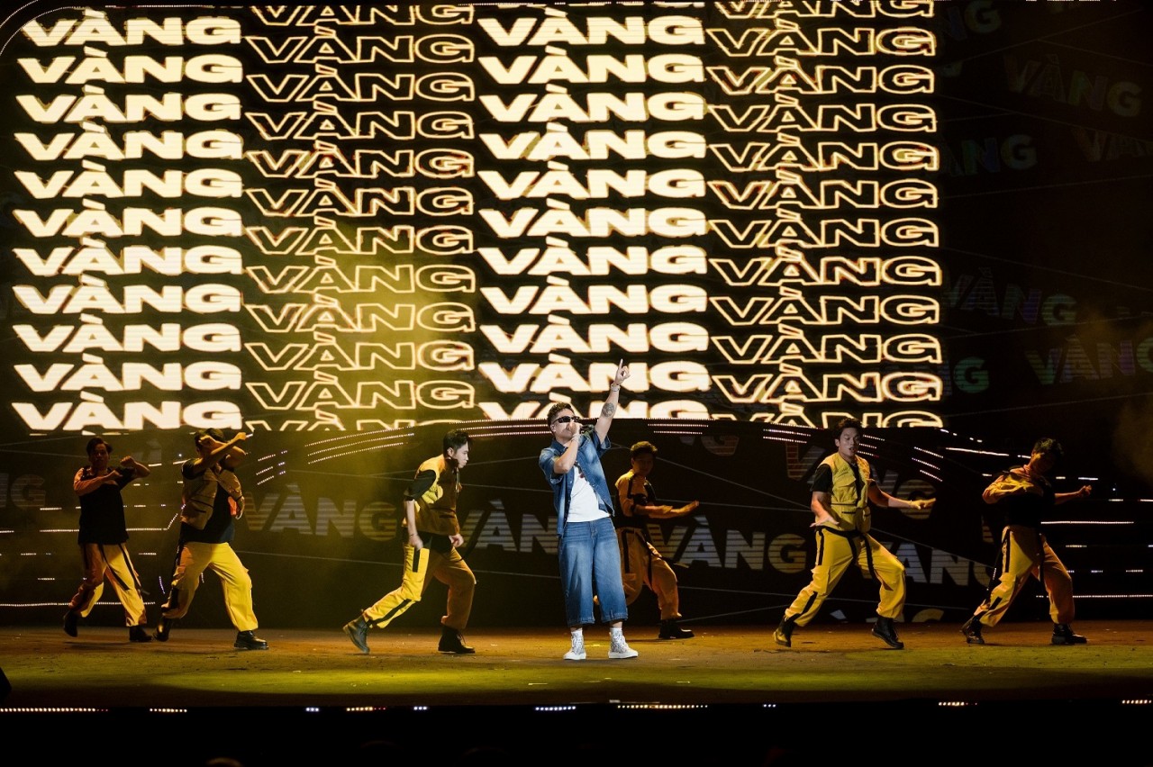 Rapper 24K.Right đ&atilde; d&agrave;nh tặng PVcomBank s&aacute;ng t&aacute;c mới &ldquo;Một chạm biến th&agrave;nh v&agrave;ng&rdquo;. &nbsp;