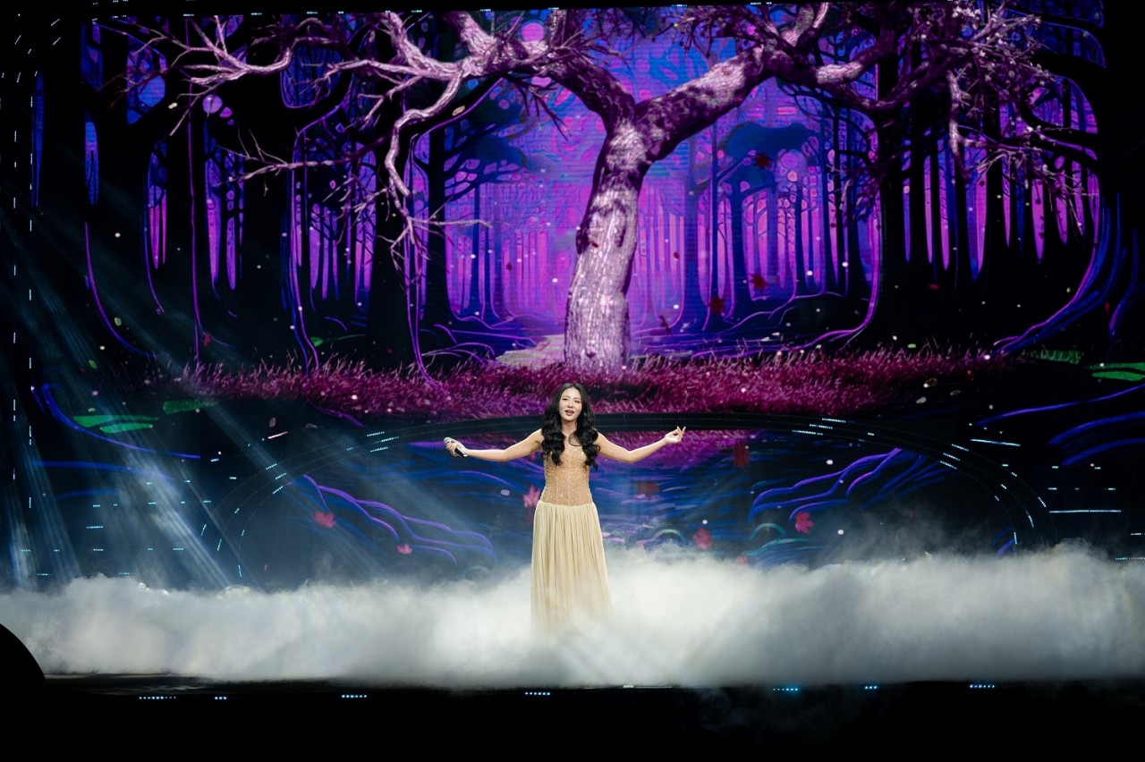 Kh&ocirc;ng gian &acirc;m nhạc của chương tr&igrave;nh trở n&ecirc;n s&acirc;u lắng với bản t&igrave;nh ca da diết &ldquo;Mưa th&aacute;ng s&aacute;u&rdquo; của ca sĩ Văn Mai Hương. &nbsp;