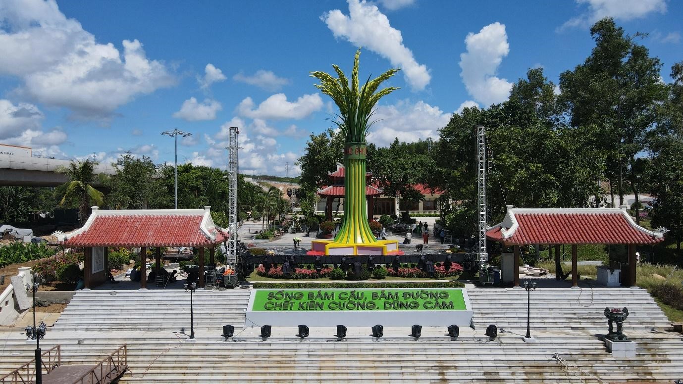 C&ocirc;ng tr&igrave;nh t&ocirc;n tạo Khu tưởng niệm nơi hy sinh của 16 thanh ni&ecirc;n xung phong (th&aacute;ng 9/1972) tại Bến ph&agrave; 2 Long Đại