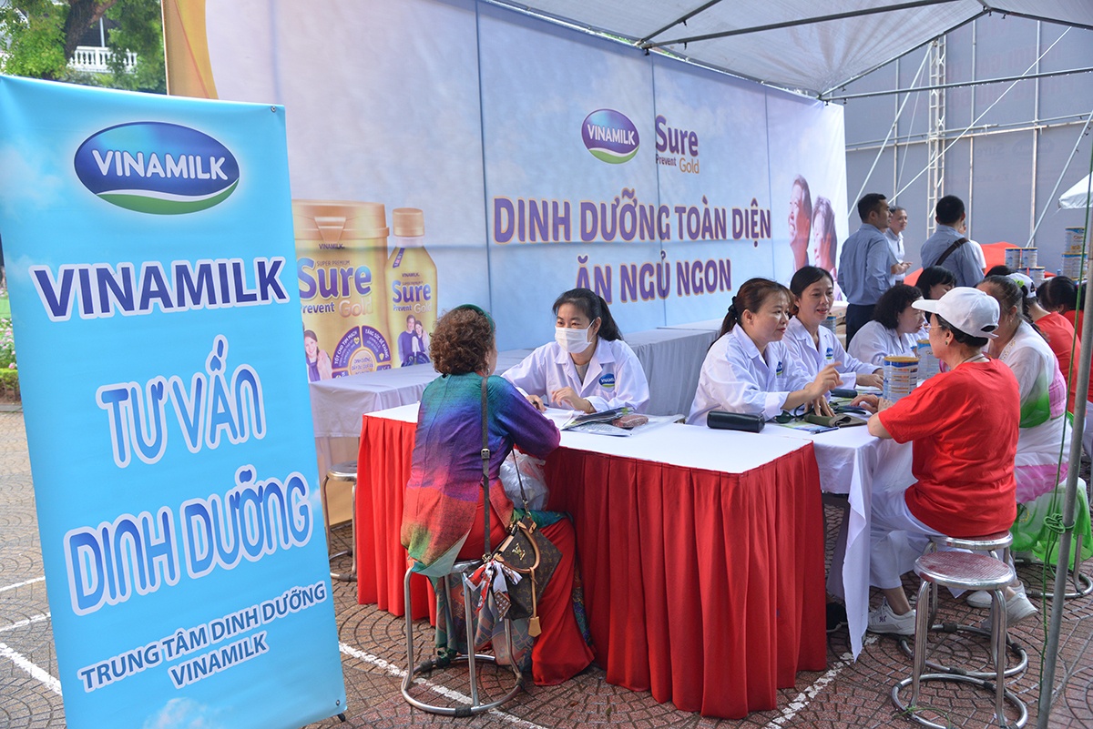 C&aacute;c b&aacute;c sĩ của trung t&acirc;m dinh dưỡng Vinamilk đo kh&aacute;m, tư vấn sức khỏe v&agrave; chế độ dinh dưỡng cho người cao tuổi tham gia chương tr&igrave;nh