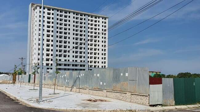 UBND tỉnh Thanh H&oacute;a vừa c&oacute; quyết định hủy kết quả sơ tuyển, tổ chức lựa chọn lại nh&agrave; đầu tư để bố tr&iacute; quỹ đất 20% x&acirc;y dựng nh&agrave; ở x&atilde; hội cho bốn dự &aacute;n khu d&acirc;n cư, khu nh&agrave; ở thương mại.