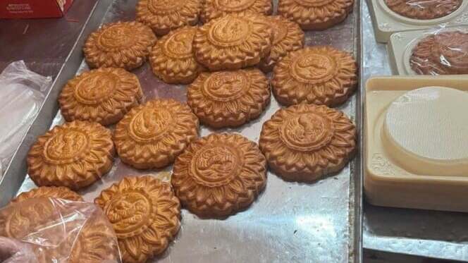 B&aacute;nh Trung thu nướng th&agrave;nh phẩm chưa c&ocirc;ng bố chất lượng sản phẩm, kh&ocirc;ng c&oacute; ho&aacute; đơn chứng từ chứng minh nguồn gốc nguy&ecirc;n liệu (ảnh CA)