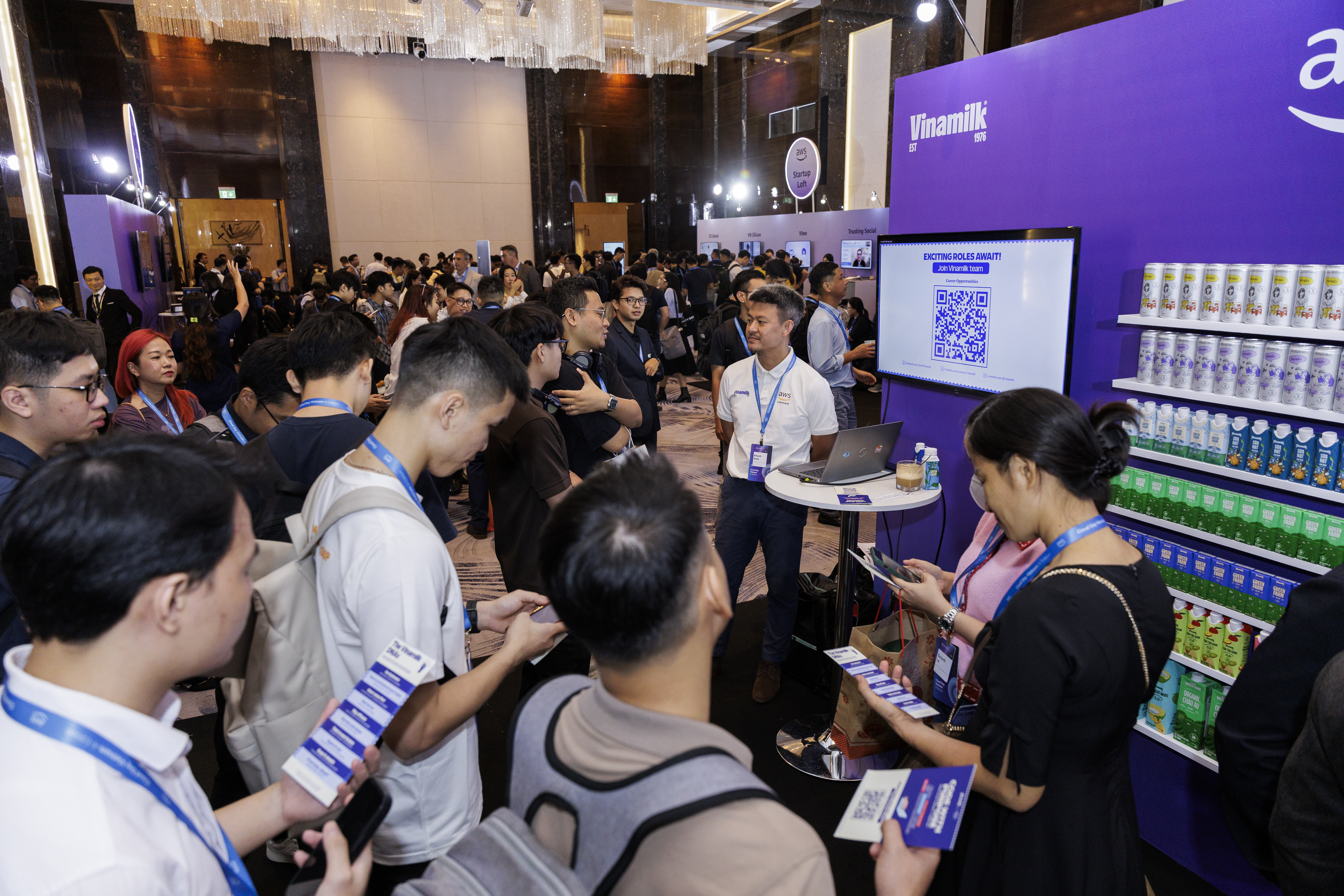 Gian h&agrave;ng Vinamilk thu h&uacute;t sự quan t&acirc;m của nhiều kh&aacute;ch tham dự tại sự kiện AWS Cloud Day Việt Nam 2025 (Ảnh: AWS).