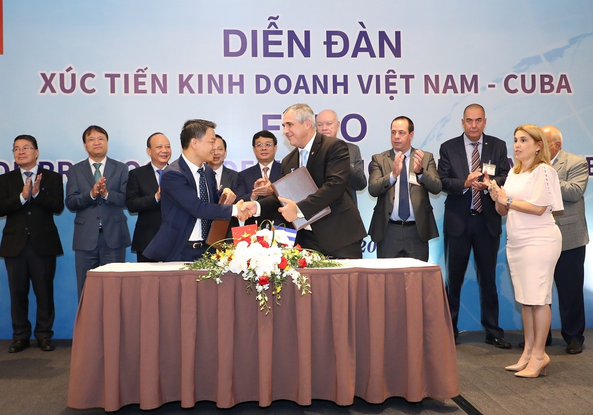 &Ocirc;ng Nguyễn Ngọc Nghị, Ph&oacute; Tổng Gi&aacute;m đốc Tập đo&agrave;n T&amp;T Group (b&ecirc;n tr&aacute;i) v&agrave; &ocirc;ng Eduardo Mart&iacute;nez D&iacute;az, Chủ tịch Tập đo&agrave;n BioCubaFarma trao bi&ecirc;n bản ghi nhớ hợp t&aacute;c