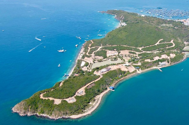 Chủ đầu tư dự &aacute;n du lịch Tr&iacute; Nguy&ecirc;n đ&atilde; cho thi c&ocirc;ng tr&ecirc;n đất rừng ph&ograve;ng hộ ph&iacute;a Bắc đảo H&ograve;n Miễu. Ảnh Tiền Phong