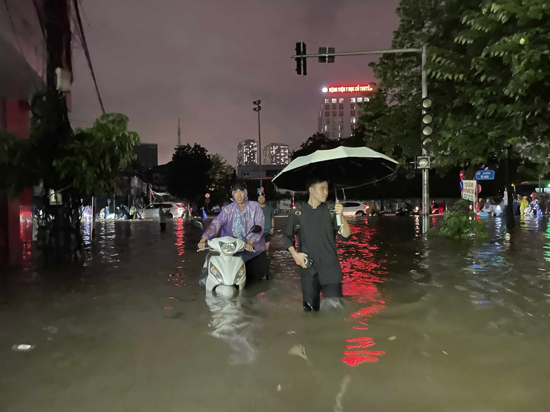 H&#224; Nội: &#212; t&#244; ngập trong &#39;biển nước&#39;, bảo hiểm kh&#244;ng chi trả nếu bất cẩn - Ảnh 1