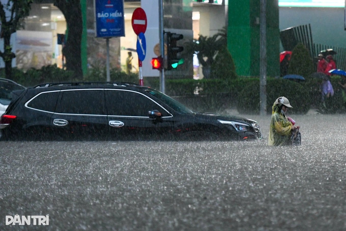Nhiều phương tiện ngập s&acirc;u trong nước.