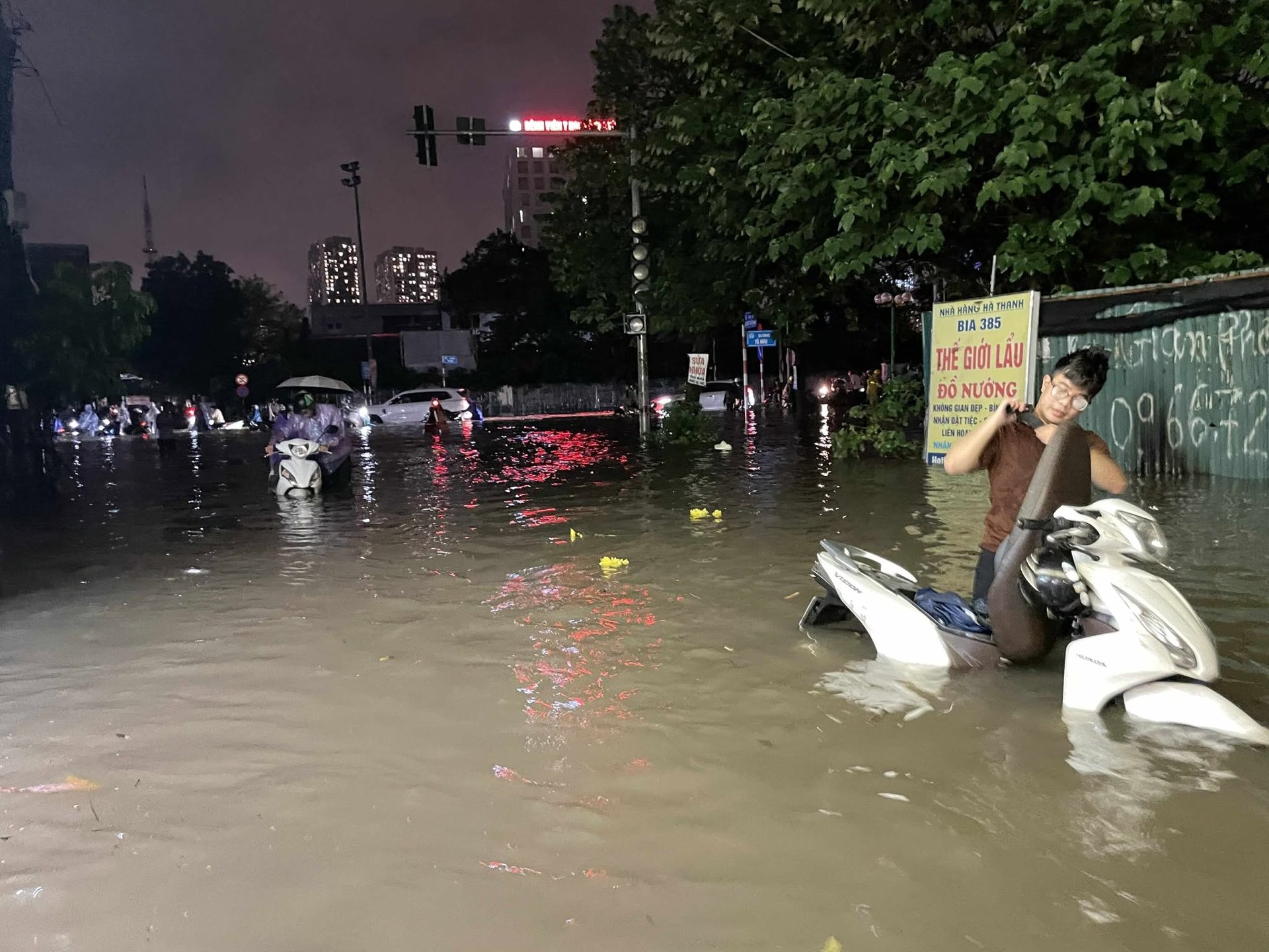 H&#224; Nội: &#212; t&#244; ngập trong &#39;biển nước&#39;, bảo hiểm kh&#244;ng chi trả nếu bất cẩn - Ảnh 2