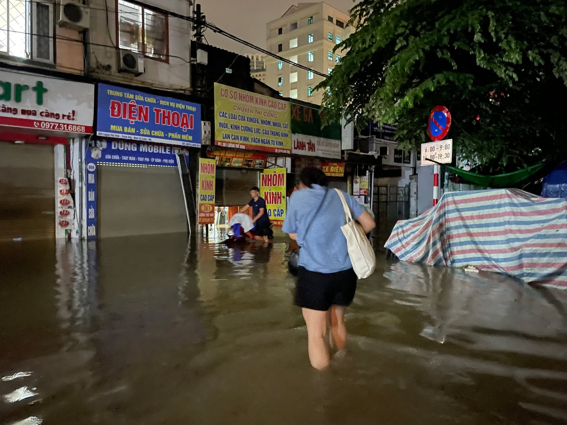 Đến tối 30/9, nhiều tuyến đường vẫn ngập trong biển nước.