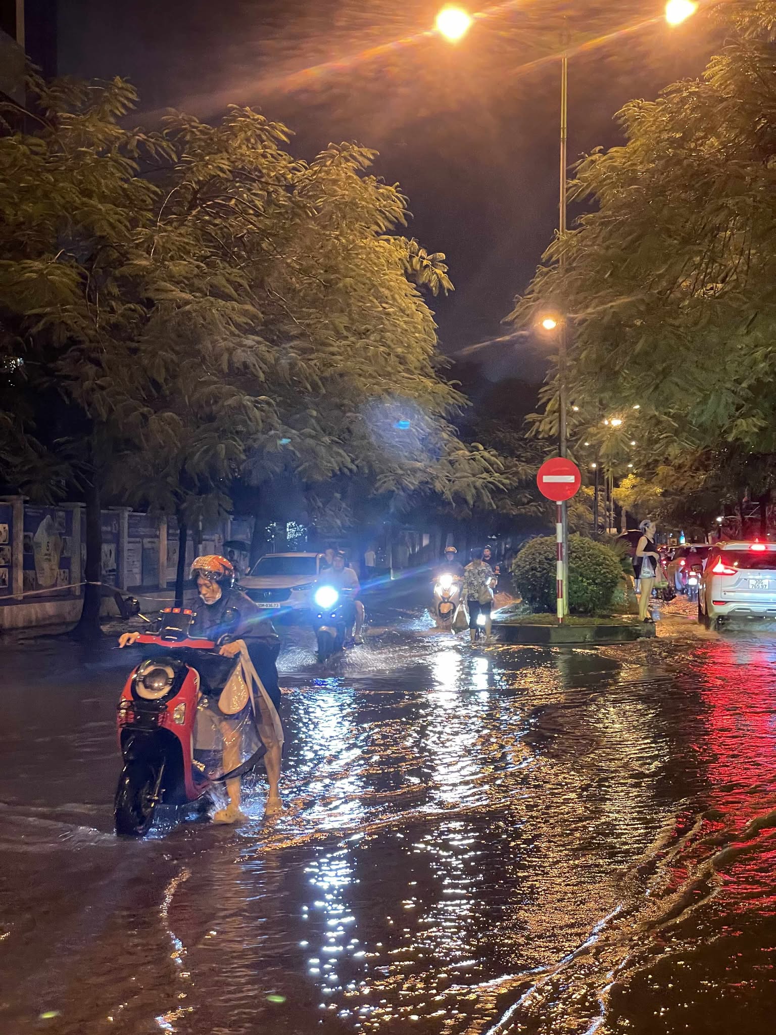 H&#224; Nội: &#212; t&#244; ngập trong &#39;biển nước&#39;, bảo hiểm kh&#244;ng chi trả nếu bất cẩn - Ảnh 5