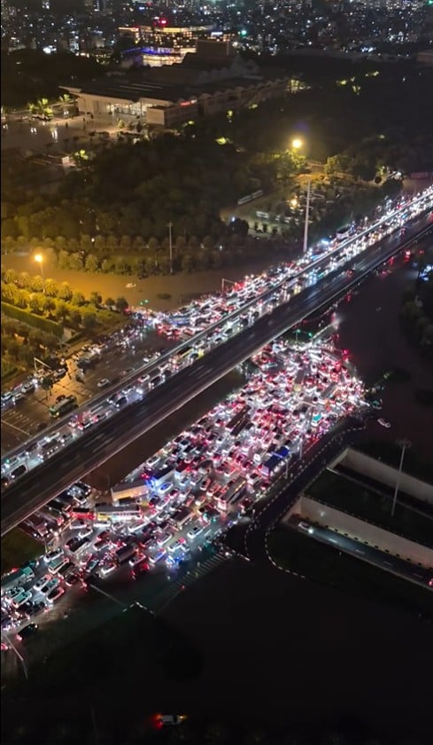 H&#224; Nội: &#212; t&#244; ngập trong &#39;biển nước&#39;, bảo hiểm kh&#244;ng chi trả nếu bất cẩn - Ảnh 3