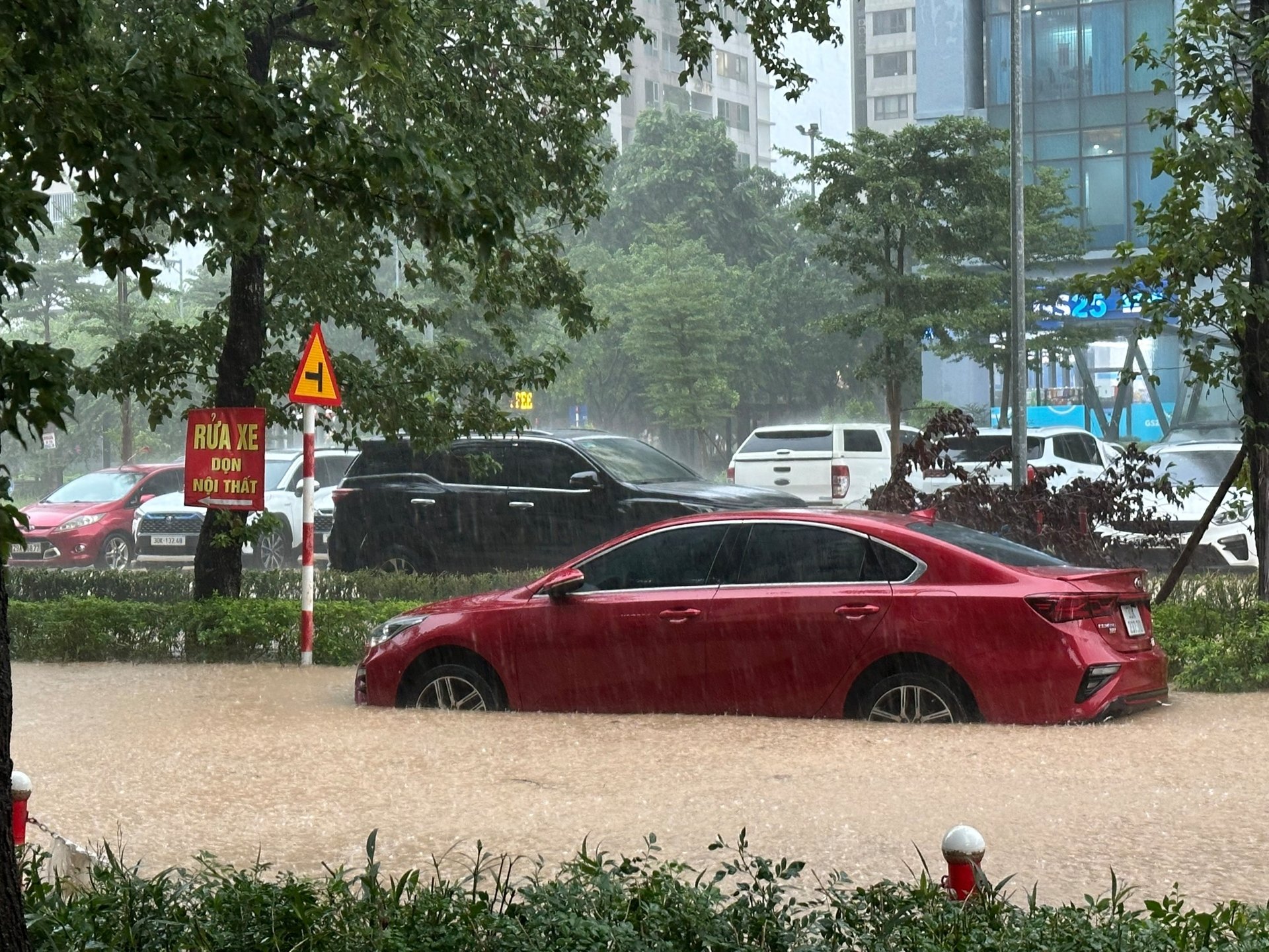 H&#224; Nội: &#212; t&#244; ngập trong &#39;biển nước&#39;, bảo hiểm kh&#244;ng chi trả nếu bất cẩn - Ảnh 7
