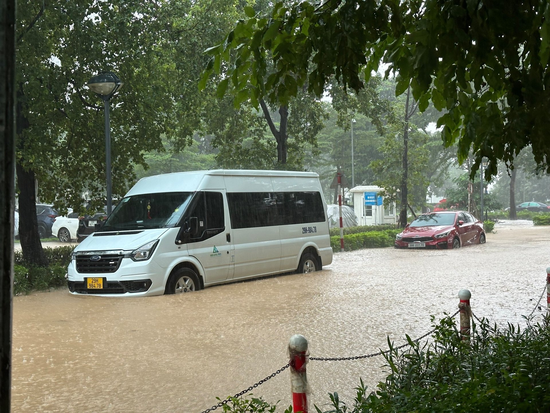 H&#224; Nội: &#212; t&#244; ngập trong &#39;biển nước&#39;, bảo hiểm kh&#244;ng chi trả nếu bất cẩn - Ảnh 6