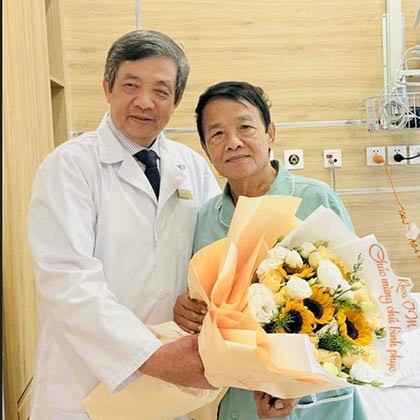 PGS.TS. TTUT. BS Hồ Thượng Dũng thay mặt Trung t&acirc;m tim mạch, Bệnh viện Vinmec Central Park tặng hoa ch&uacute;c mừng nh&agrave; b&aacute;o &ndash; nh&agrave; thơ Huỳnh Dũng Nh&acirc;n.