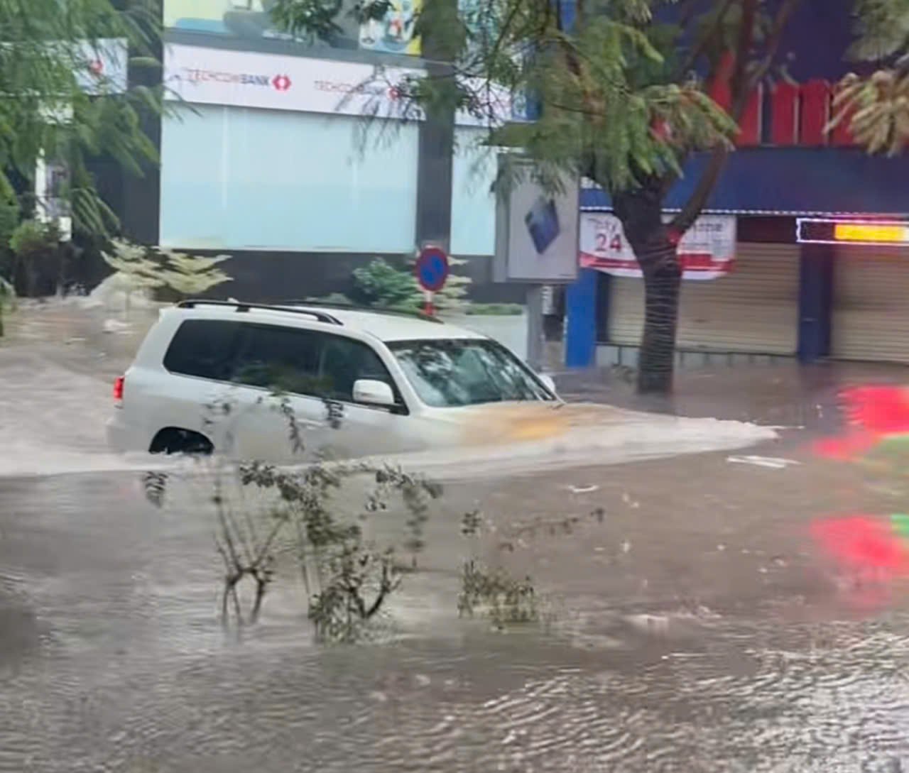 H&#224; Nội: &#212; t&#244; ngập trong &#39;biển nước&#39;, bảo hiểm kh&#244;ng chi trả nếu bất cẩn - Ảnh 8