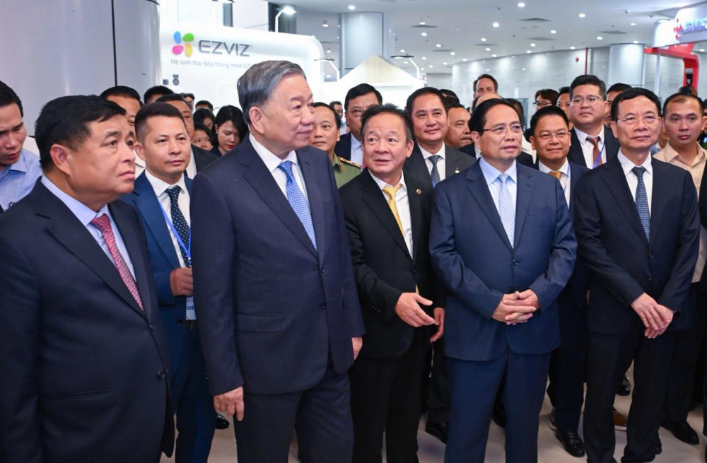 Tổng B&iacute; thư T&ocirc; L&acirc;m, Thủ tướng Phạm Minh Ch&iacute;nh c&ugrave;ng c&aacute;c l&atilde;nh đạo c&aacute;c Bộ, ng&agrave;nh thăm quan gian trưng b&agrave;y của T&amp;T Group tại sự kiện.&nbsp;