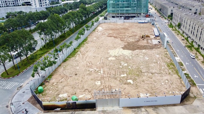 Dự &aacute;n căn hộ Orchard Grand ở th&agrave;nh phố mới B&igrave;nh Dương (cũ) khi mở b&aacute;n tại phường An Kh&aacute;nh, Tp.HCM xuất hiện video ghi cảnh chen lấn, gi&agrave;nh giật nhưng theo ghi nhận hiện trạng dự &aacute;n chỉ l&agrave; b&atilde;i đất trống.