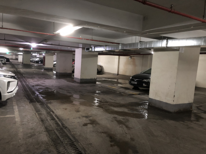 Nước bốc m&ugrave;i h&ocirc;i thối dưới hầm gửi xe.