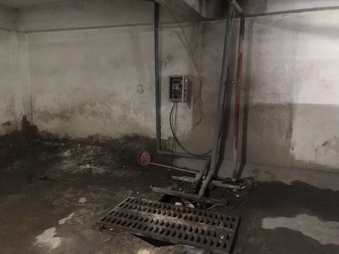 M&ugrave;i cống dưới hầm gửi xe lu&ocirc;n bốc m&ugrave;i h&ocirc;i, thối quanh năm.