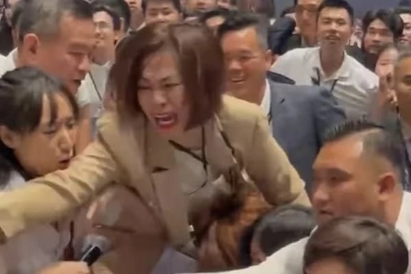 Cảnh x&ocirc; đẩy, chen lấn để gi&agrave;nh phiếu mua căn hộ tại sự kiện mở b&aacute;n dự &aacute;n Orchard Grand. Ảnh cắt từ video