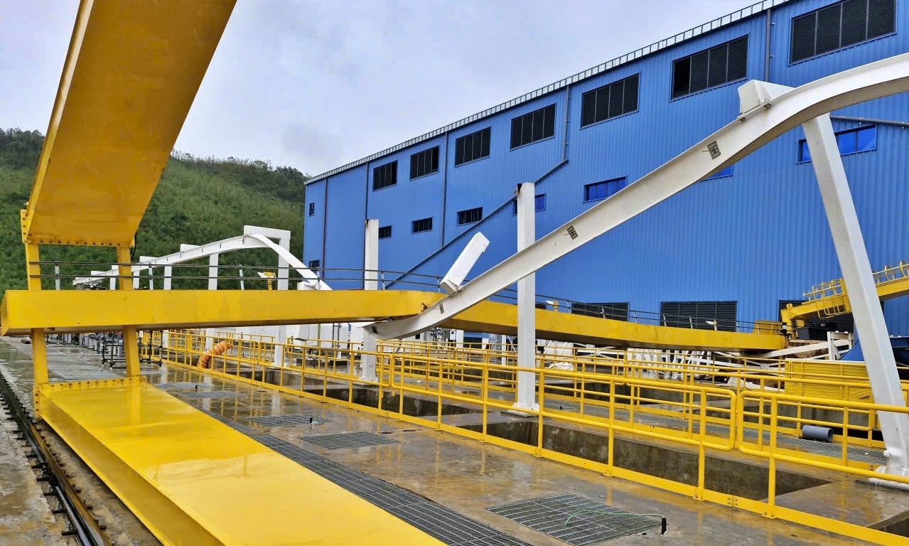 Sự cố g&atilde;y cẩu trục tại Nh&agrave; m&aacute;y nhiệt điện Quảng Trạch 1 do cơn b&atilde;o số 10 g&acirc;y ra. Ảnh: Xu&acirc;n Vũ