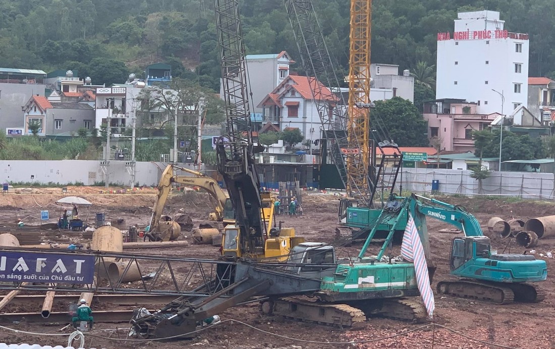 V&agrave;o thời điểm th&aacute;ng 11/2020, dự &aacute;n Dragon Castle bị "tố" chưa c&oacute; giấy ph&eacute;p x&acirc;y dựng vẫn ngang nhi&ecirc;n thi c&ocirc;ng. Ảnh: Tạp ch&iacute; Thương Trường