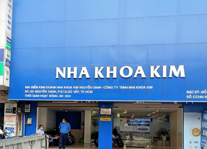 Nha khoa Kim bị phạt gần 100 triệu đồng, tước giấy ph&eacute;p 2 th&aacute;ng do c&oacute; nhiều h&agrave;nh vi sai phạm trong kh&aacute;m, chữa bệnh.
