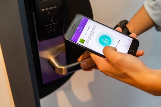 Kh&aacute;ch h&agrave;ng trải nghiệm c&ocirc;ng nghệ kh&aacute;ch sạn th&ocirc;ng minh tại SOJO Hotels