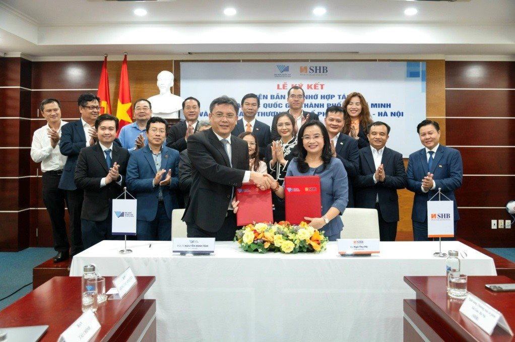 TS Ng&ocirc; Thu H&agrave; - Tổng Gi&aacute;m đốc SHB v&agrave; PGS.TS Nguyễn Minh T&acirc;m - Ph&oacute; Gi&aacute;m đốc ĐHQG-HCM trao thỏa thuận hợp t&aacute;c