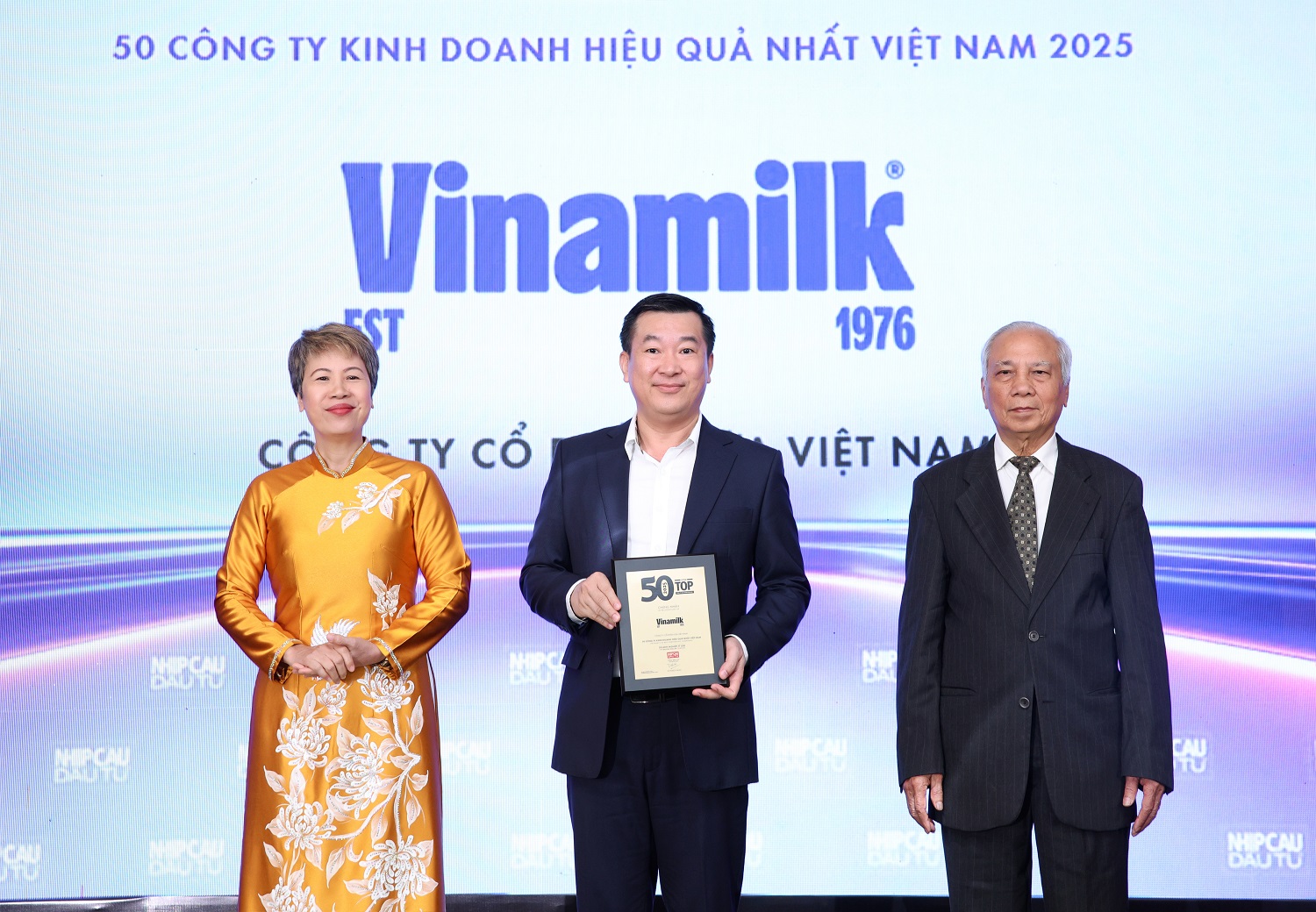 Đại diện Vinamilk - &Ocirc;ng Đỗ Thanh Tuấn, Gi&aacute;m đốc Đối ngoại - nhận vinh danh Top 50 C&ocirc;ng ty kinh doanh hiệu quả nhất Việt Nam 2025 &ndash; Ảnh: Nguyễn Ho&agrave;ng