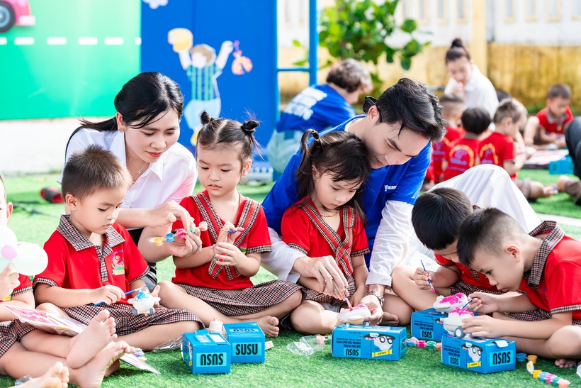 S&acirc;n trường rộn r&atilde; tiếng cười, những tr&ograve; chơi s&ocirc;i động, những b&agrave;n tay b&eacute; x&iacute;u kh&eacute;o l&eacute;o t&ocirc; m&agrave;u, vẽ n&ecirc;n bức tranh thơ trẻ, t&ocirc; n&ecirc;n những ước mơ.