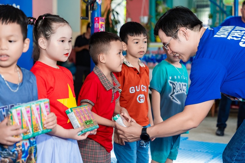 Chị Hằng ch&uacute; Cuội, đ&egrave;n lồng lung linh, tiếng trống l&acirc;n n&aacute;o nức, chiếc b&aacute;nh trung thu ngọt ng&agrave;o, hộp sữa m&aacute;t l&agrave;nh, &hellip; tất cả tạo n&ecirc;n k&yacute; ức tuổi thơ kh&oacute; qu&ecirc;n. Nhưng m&oacute;n qu&agrave; qu&yacute; gi&aacute; hơn cả ch&iacute;nh l&agrave; sự quan t&acirc;m, l&agrave; v&ograve;ng tay y&ecirc;u thương v&agrave; sự kh&iacute;ch lệ để c&aacute;c em nu&ocirc;i dưỡng những giấc mơ đẹp của m&igrave;nh.