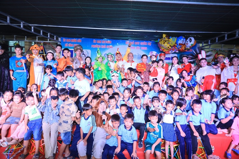 H&agrave;ng chục ng&agrave;n sản phẩm dinh dưỡng Vinamilk đ&atilde; được gửi tặng cho thiếu nhi v&ugrave;ng bi&ecirc;n tại x&atilde; Vĩnh Hưng, tỉnh T&acirc;y Ninh trong chương tr&igrave;nh &ldquo;Trung thu bi&ecirc;n cương&rdquo;, như những ngọn đ&egrave;n nhỏ thắp s&aacute;ng niềm vui v&agrave; l&ograve;ng tự h&agrave;o của tuổi thơ.