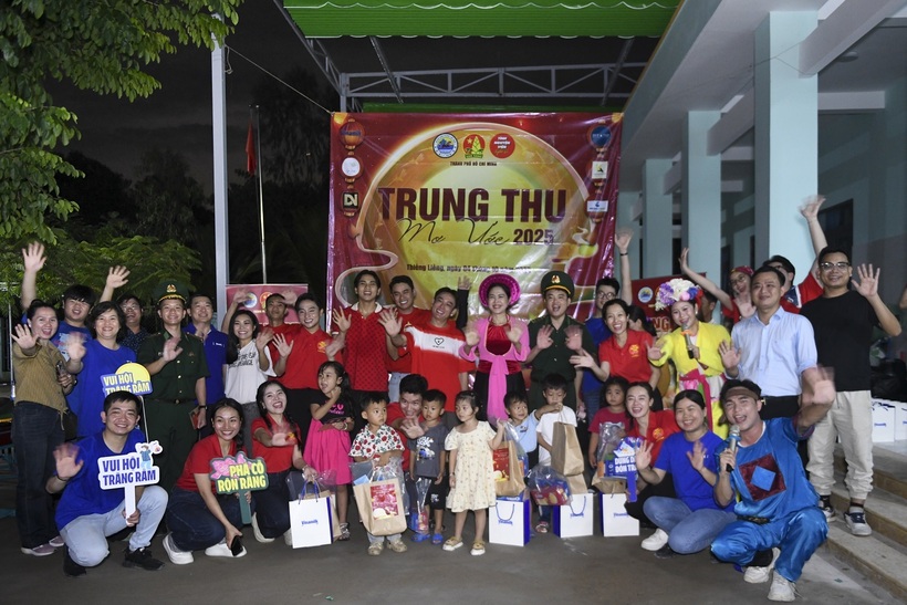 H&agrave;nh tr&igrave;nh y&ecirc;u thương tiếp tục lan tỏa khi Vinamilk c&ugrave;ng c&aacute;c nghệ sĩ, t&igrave;nh nguyện vi&ecirc;n mang h&agrave;ng chục ng&agrave;n sản phẩm dinh dưỡng đến với thiếu nhi đảo Thiềng Liềng (th&agrave;nh phố Hồ Ch&iacute; Minh) trong chương tr&igrave;nh &ldquo;Trung thu mơ ước&rdquo;.