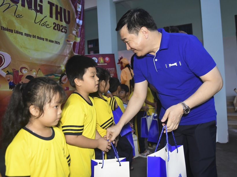 C&aacute;c em đ&oacute;n nhận những m&oacute;n qu&agrave; dinh dưỡng tốt l&agrave;nh từ Vinamilk trong m&ugrave;a trăng.