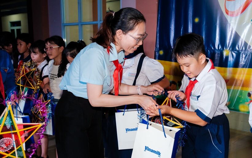 Tại chương tr&igrave;nh &ldquo;&Aacute;nh trăng h&ograve;a b&igrave;nh&rdquo; ở x&atilde; Kim Long (th&agrave;nh phố Hồ Ch&iacute; Minh), những m&oacute;n qu&agrave; dinh dưỡng của Vinamilk được trao đến c&aacute;c em nhỏ với rất nhiều y&ecirc;u thương.