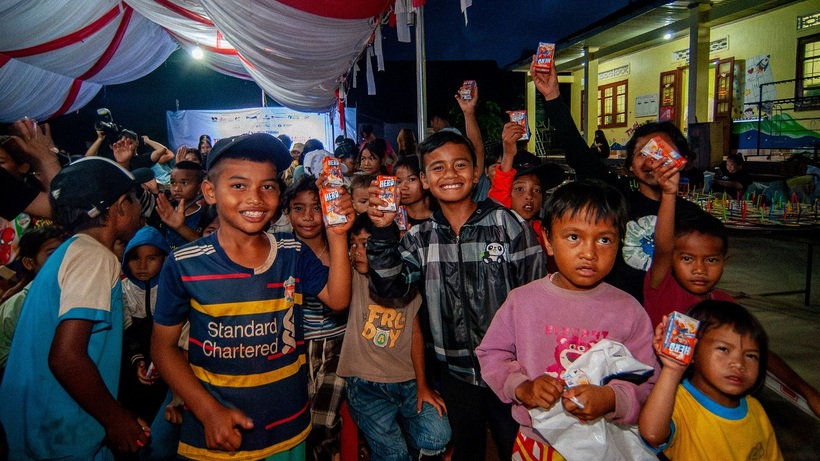 Tại những bản l&agrave;ng heo h&uacute;t ở T&acirc;y Nguy&ecirc;n, nơi cuộc sống c&ograve;n thiếu thốn, những hộp sữa thơm l&agrave;nh của Vinamilk đ&atilde; l&agrave;m s&aacute;ng l&ecirc;n niềm vui của c&aacute;c em nhỏ.