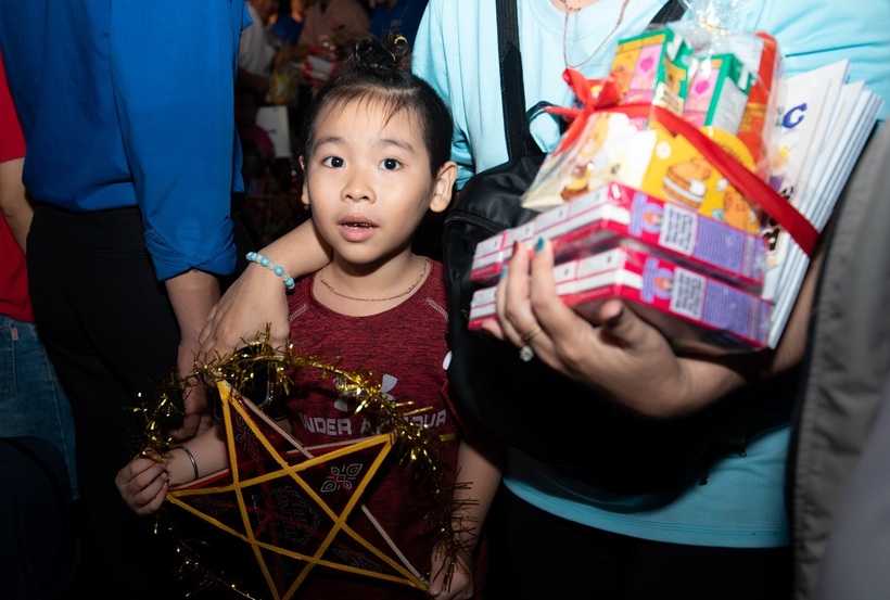 Tết trung thu &ndash; Tết đủ đầy v&agrave; ấm &aacute;p của trẻ em khắp Việt Nam. H&agrave;nh tr&igrave;nh trung thu của Vinamilk năm nay đ&atilde; dệt n&ecirc;n một bức tranh thật đẹp về t&igrave;nh y&ecirc;u thương.