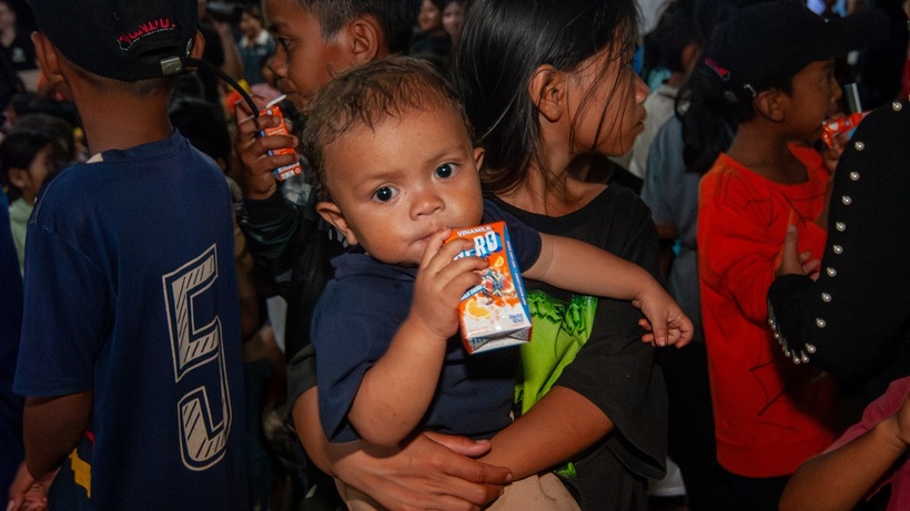Kh&ocirc;ng chỉ l&agrave; những hộp sữa, mỗi phần qu&agrave; Vinamilk gửi trao c&ograve;n chứa đựng t&igrave;nh y&ecirc;u thương, sự sẻ chia v&agrave; niềm tin rằng mọi trẻ em Việt Nam đều xứng đ&aacute;ng được tận hưởng một tuổi thơ trọn vẹn.
