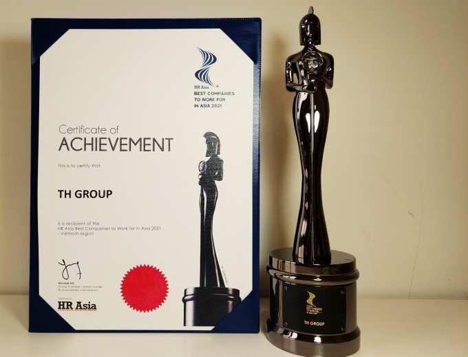 Tượng lưu niệm và bằng chứng nhận TH là 