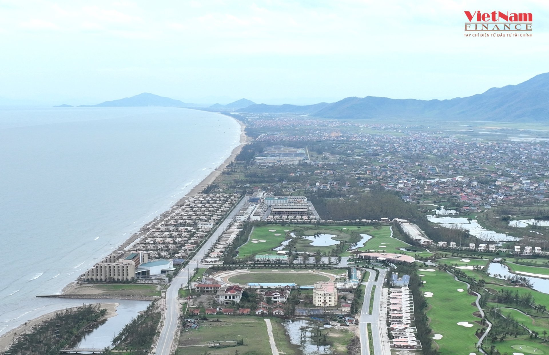 Khu nghỉ dưỡng cao cấp Hoa Ti&ecirc;n Xu&acirc;n Th&agrave;nh nằm dọc bờ biển x&atilde; Xu&acirc;n Th&agrave;nh (nay thuộc x&atilde; Ti&ecirc;n Điền), tỉnh H&agrave; Tĩnh do C&ocirc;ng ty CP Hồng Lam Xu&acirc;n Th&agrave;nh (thuộc VABIS Group) l&agrave;m chủ đầu tư.