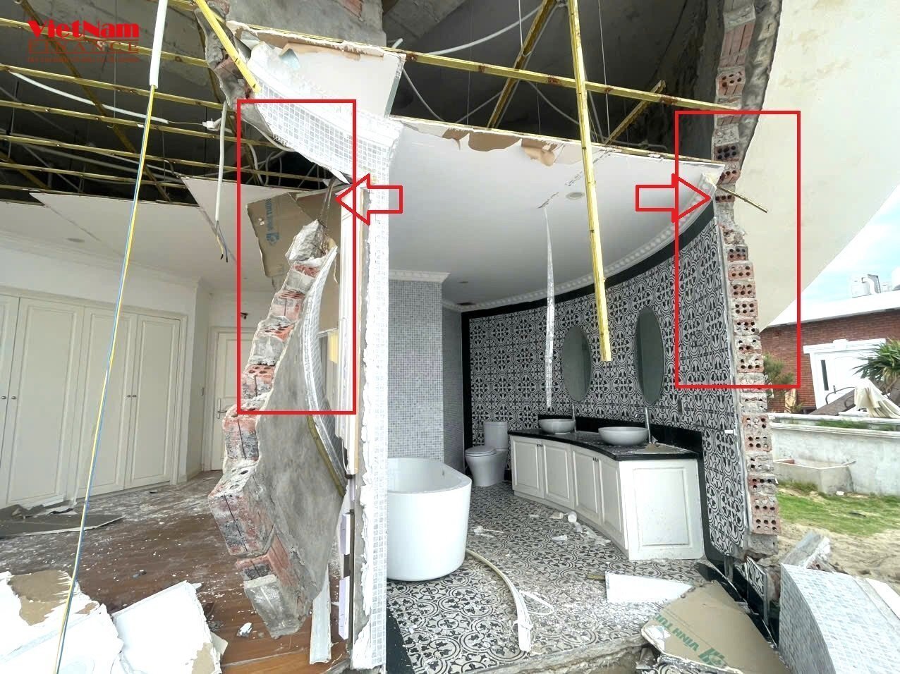 Dọc khu resort, nhiều hạng mục hạ tầng bị ph&aacute; hủy ho&agrave;n to&agrave;n. C&aacute;c can biệt thực dọc biển sập đổ.