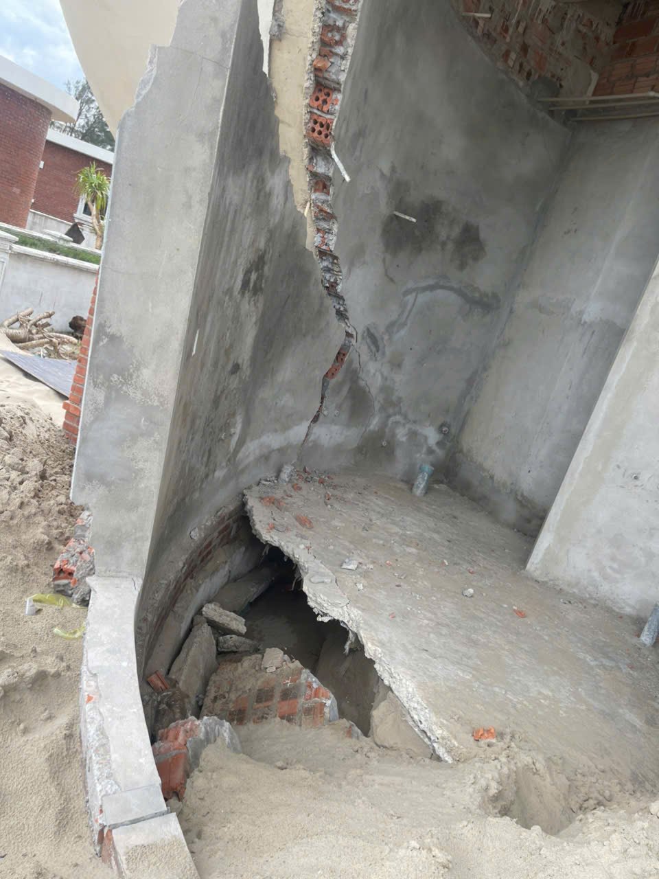 V&agrave; sau khi x&acirc;y dựng b&aacute;n cho kh&aacute;ch h&agrave;ng....