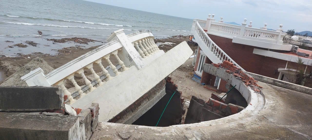 Cơn b&atilde;o Bualoi vừa qu&eacute;t qua, loạt biệt thự khu resort sập đổ để "lộ" những khối b&ecirc; t&ocirc;ng g&atilde;y n&aacute;t, tường sập, m&aacute;i sập...