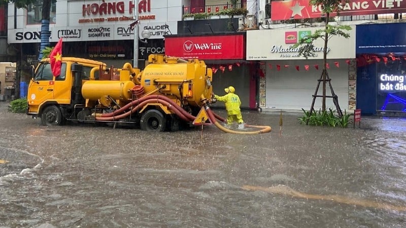 C&aacute;c c&ocirc;ng nh&acirc;n C&ocirc;ng ty Tho&aacute;t nước l&agrave;m việc tr&ecirc;n một đường phố ở H&agrave; Nội.