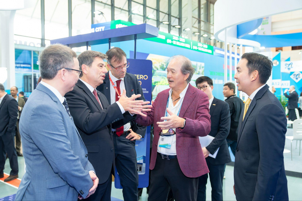 &nbsp;Chủ tịch FIATA Turgut Erkeskin c&ugrave;ng đại diện c&aacute;c hiệp hội, doanh nghiệp... h&agrave;ng đầu thế giới tham quan gian trưng b&agrave;y của Việt Nam SuperPort&trade; tại sự kiện.