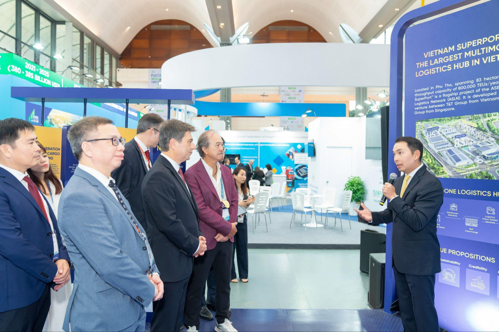 Tiến sĩ Yap Kwong Weng, CEO Việt Nam SuperPort&trade; giới thiệu về Kho h&agrave;ng kh&ocirc;ng k&eacute;o d&agrave;i tại sự kiện.&nbsp;